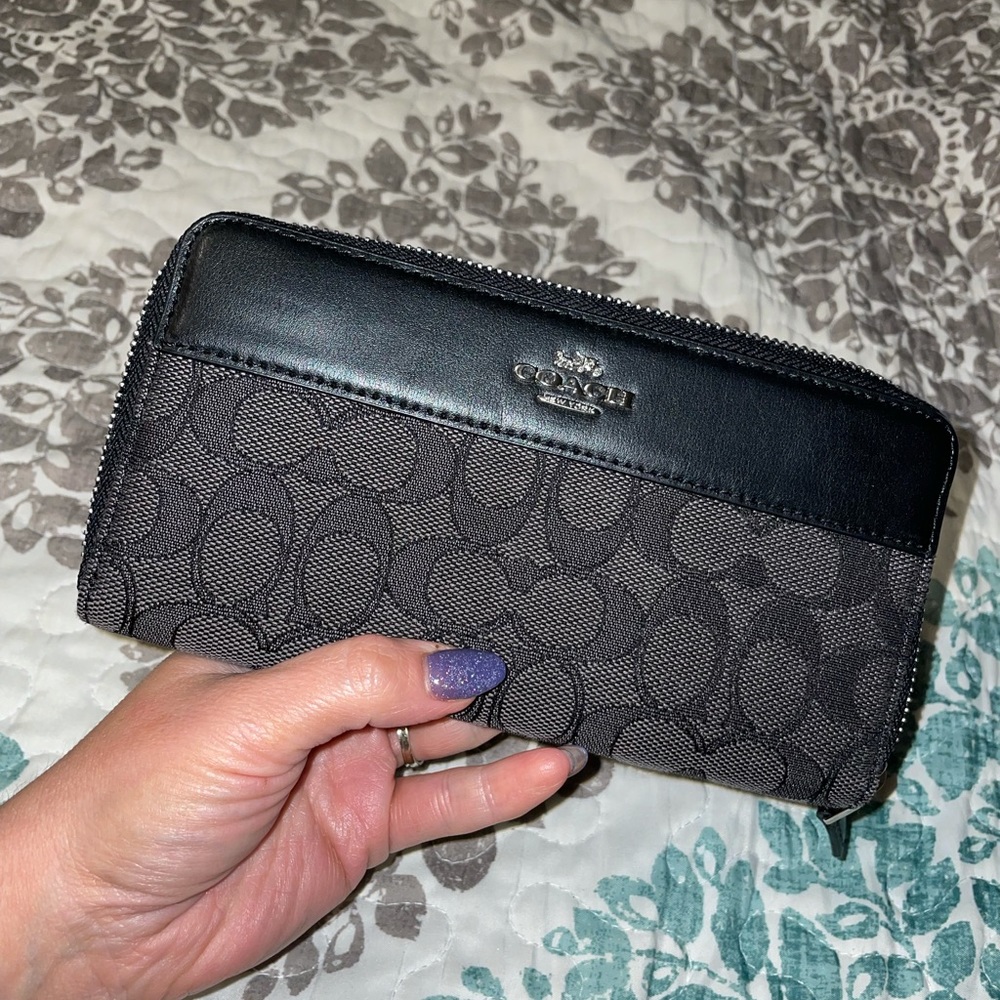 🖤Coach zip wallet!🤍